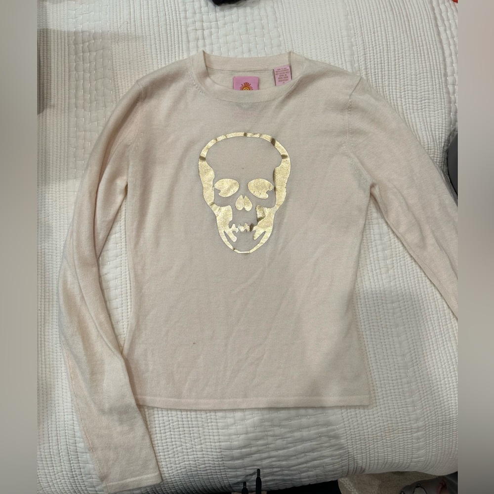 100% beige cashmere top with a gold skull
